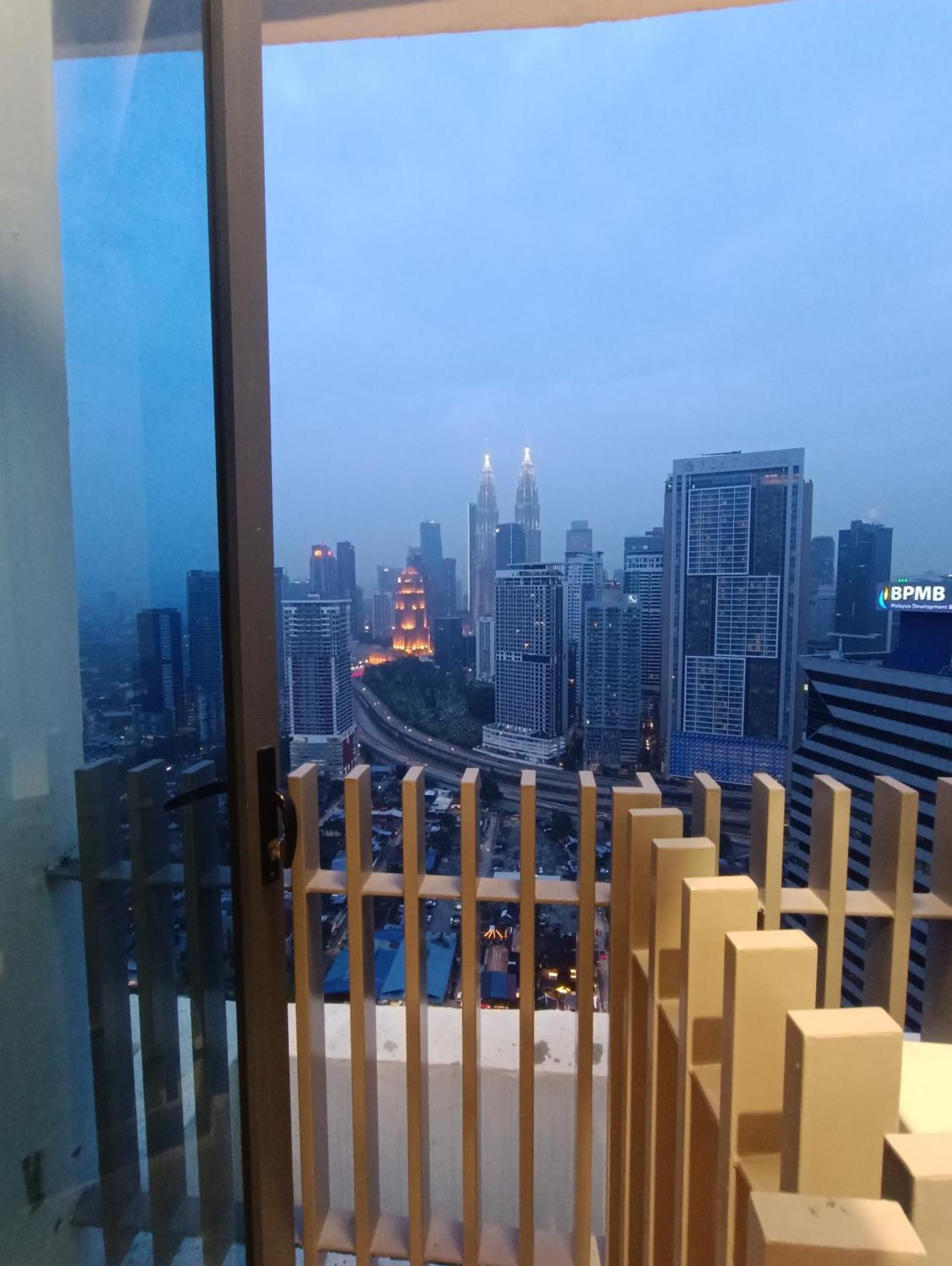 Cl 27A Insta Klcc View & Infinity Pool View Apartment กัวลาลัมเปอร์ ภายนอก รูปภาพ